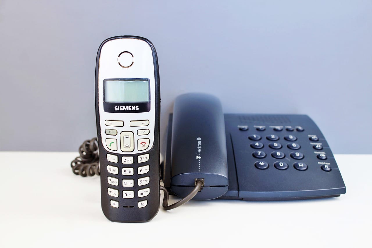 Utilisateur consultant une application anti-spam sur son téléphone