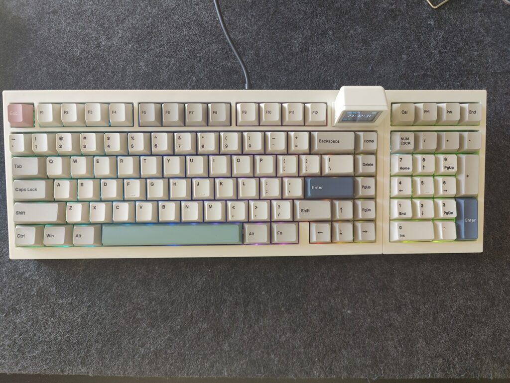 Test Epomaker RT98 : le clavier modulaire à mini écran TV 7