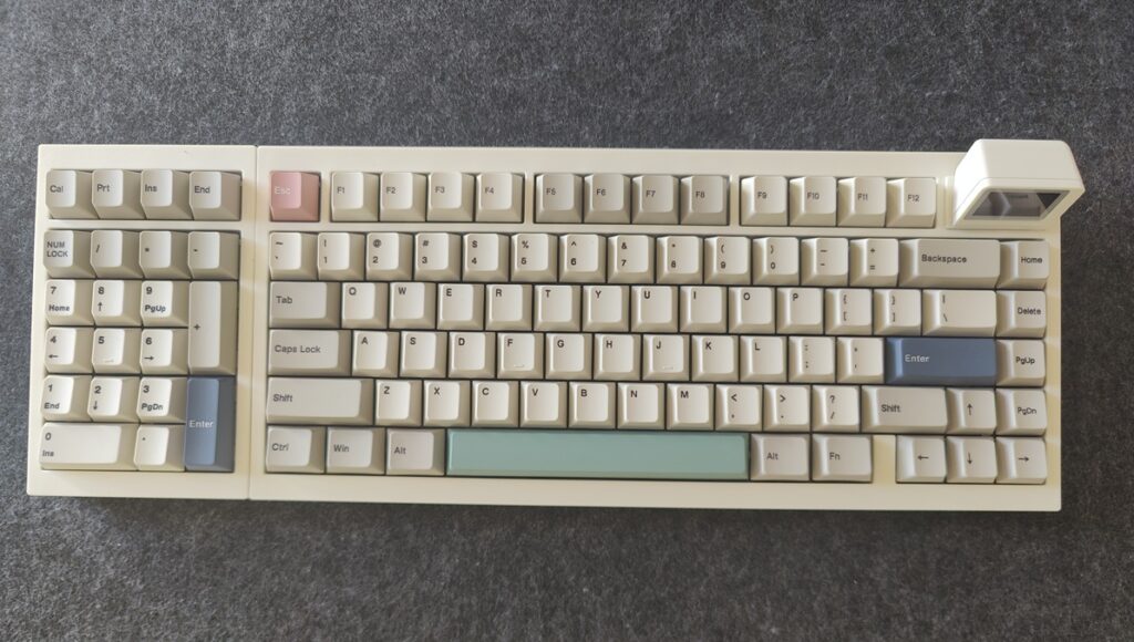 Test Epomaker RT98 : le clavier modulaire à mini écran TV 4